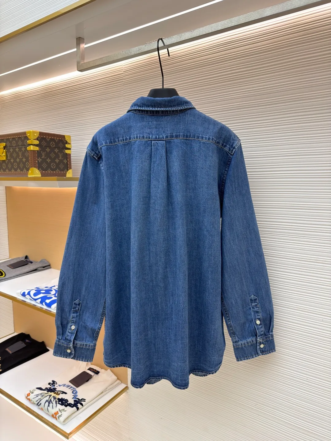 Ralph Lauren colorful embroidered denim shirt ●Original version: Purchased and developed at 1790 ●Item number: 1682021-A95 ●Material: ring yarn denim fabric ●Technology: embroidery production ●Color: washed blue ●Version: fitted version ●Weight: about 520 grams ●Size: S-M-L-XL ●Description: Customized mellow thick weave twill ring yarn denim Soft and silky Comfortable to the skin Mist indigo A denim poem dyed with time. The exquisite colorful pony logo on the left chest jumps into indigo. It is highly recognizable. It carries an atmosphere of freedom and vitality. The symphony of pure and smart colors. The deconstructed poetics of the peak collar and placket creates a lazy French atmosphere. Even walking has a designed sense of calmness. Imported machine embroidery technology is used, advanced computer control systems and precision mechanical components are used to realize colorful pony embroidery operations with high precision. The lines are smooth and delicate, and multiple horse-sanding machines are used to rub sand in specific parts by using high-pressure spray guns to achieve a local gradient effect. Then, a unique texture pattern is created through frosting technology. The workmanship is extremely complex and time-consuming. The washing and coloring process is used. Special desizing agent is preferred. The fabric is soaked in it to be evenly sized. After desizing Finally, rinsing is carried out. The workmanship is extremely complicated and the loss is high. The overall wiring is straight and delicate, the fabric is comfortable and soft, and the color is consistent without color difference. It can be matched with the same style to create a fashionable look and control various occasions. Customized accessories, complete with three standards, same style for men and women!
